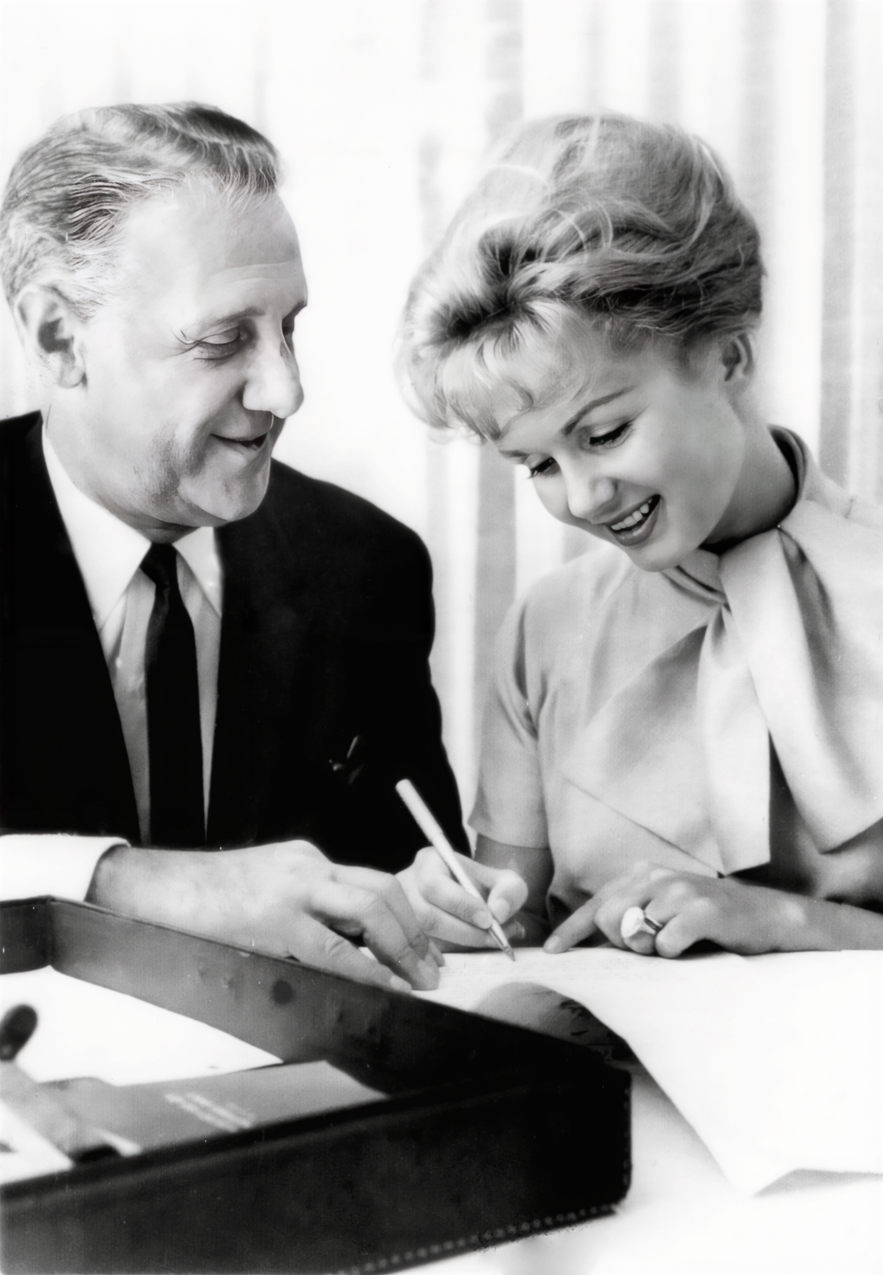 Debbie Reynolds signing 1 Mil contract